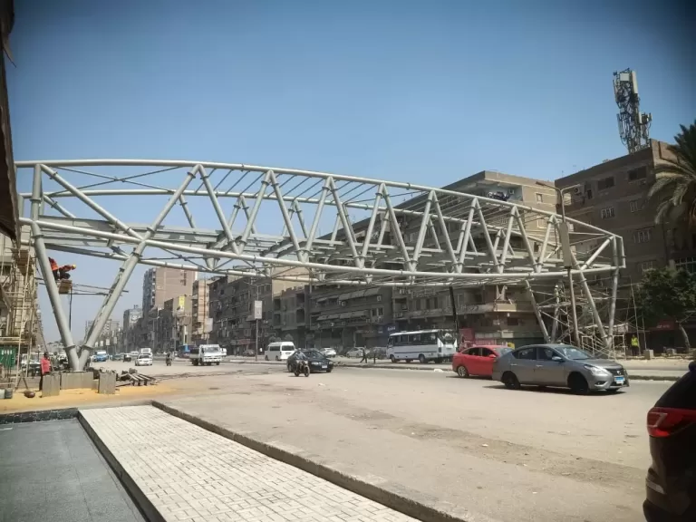 محافظ القليوبية: الإنتهاء من تركيب الجسم المعدني لكوبري المشاة الجديد بمحور العصار بشبرا الخيمة