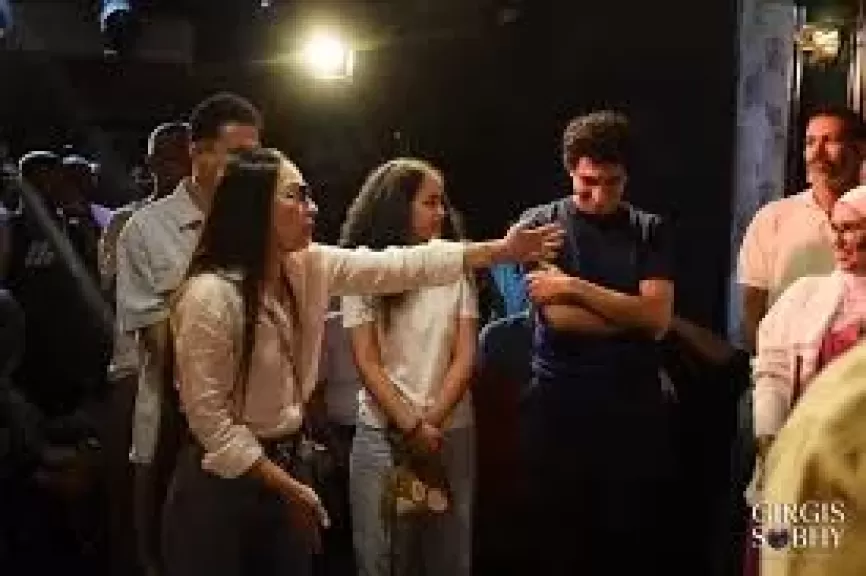 شريهان في أوائل صفوف الحاضرين لعرض ”يمين في أول شمال ”