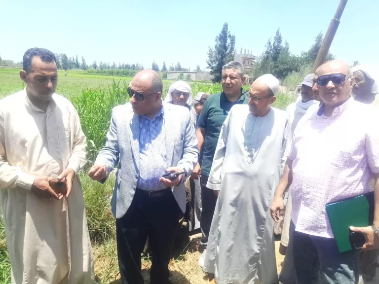 وكيل ”زراعة البحيرة” يوجه بسرعة تطهير المساقى والمصارف بحوش عيسى