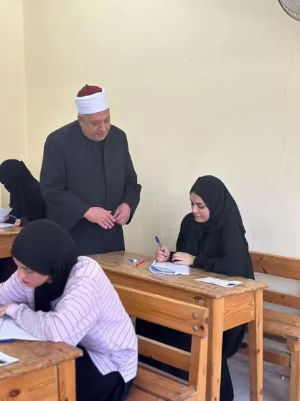 رئيس قطاع المعاهد الأزهرية يتفقد لجان امتحانات الثانوية بمعهد فتيات مصر الجديدة