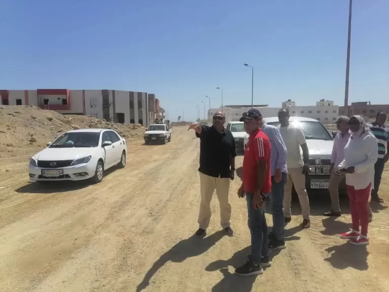 بدء تنفيذ مشروع تمهيد وفتح الطرق الداخلية بمدينة مرسى علم