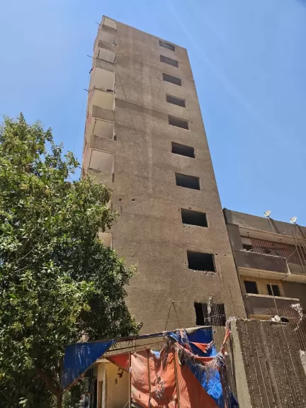 عقار مائل مكون من 11 طابقاً ينذر بكارثة.. وتحرك عاجل من القاهرة