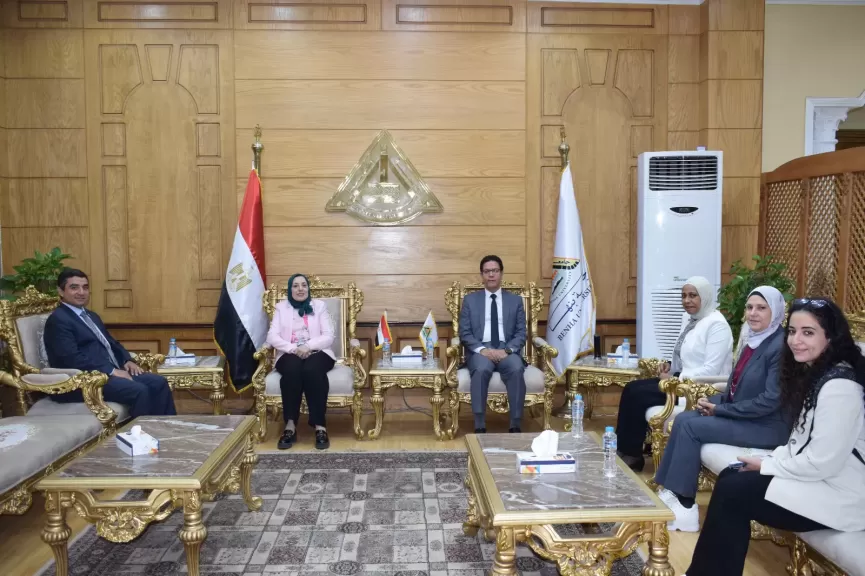 رئيس جامعة بنها يستقبل فريق مركز الخدمات الإلكترونية والمعرفية بالمجلس الأعلى للجامعات