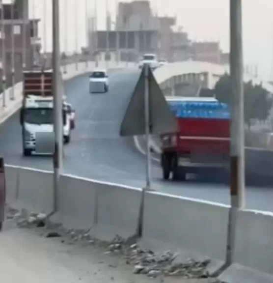 فيديو كشفه أثناء سيره عكس الإتجاه.. أمن القليوبية يضبط سائق نقل يخترق السير ببنها