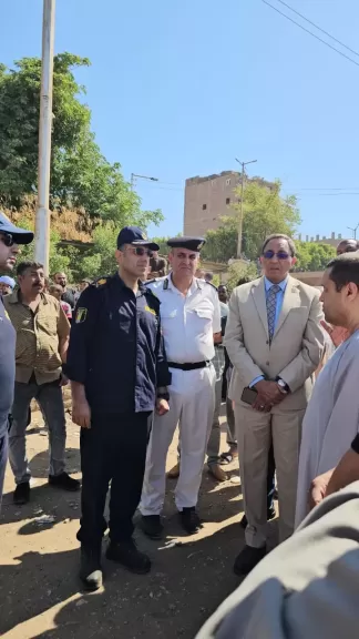 محافظ قنا يتفقد موقع غرق سيارة في نهر النيل بدشنا ويُتابع جهود الإنقاذ