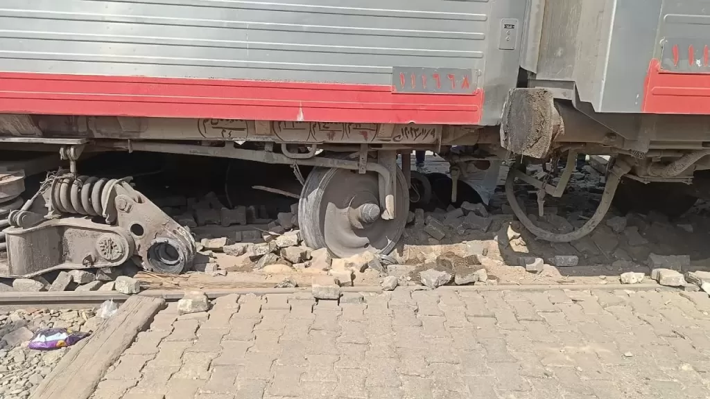 بالصور.. خروج قطار عن القضبان بين بينها وقويسنا