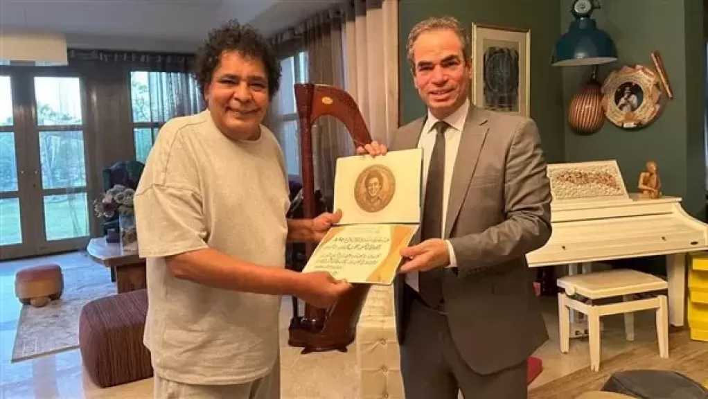تكريم الكينج.. محمد منير يتسلم وسام ماسبيرو للإبداع