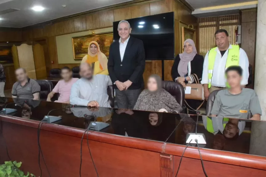 لمسة إنسانية بالغربية.. المحافظ يسلم أجهزة تعويضية وكراسي متحركة لـ13 مواطنًا ويؤكد: ”الكرامة أولًا”