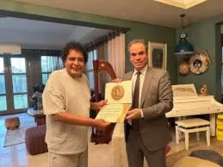 رئيس الوطنية للإعلام يكرم الكينج بوسام الإبداع.. والثاني يعلق: ”ماسبيرو جزء من تاريخ القوى الناعمة”