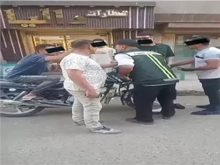 دراجة مطموسة وسير عكس الإتجاه.. ينتهيان بضبط شاب بكفر شكر