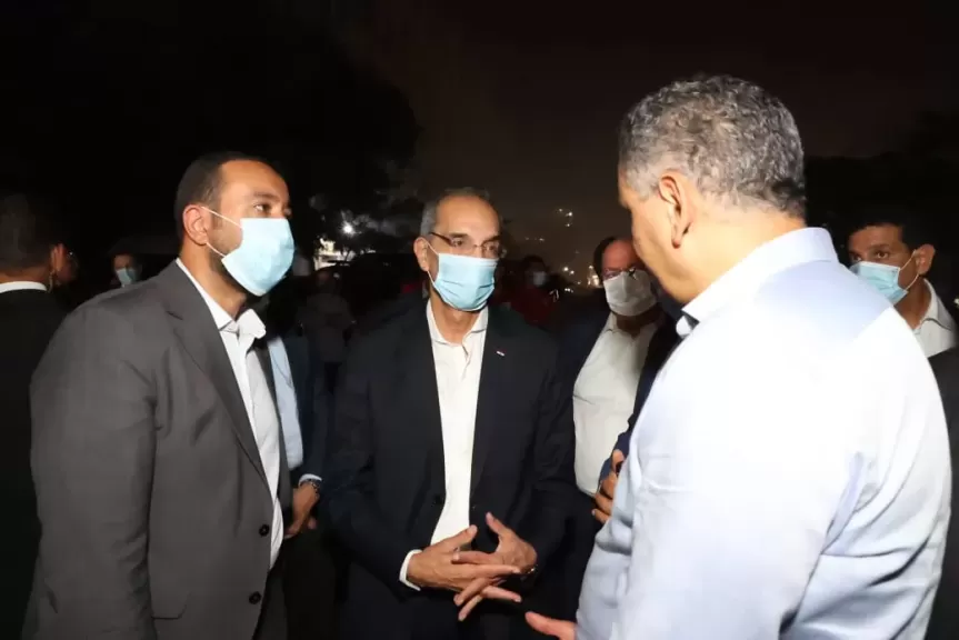 وزير الاتصالات خلال تفقده موقع حريق سنترال رمسيس 
