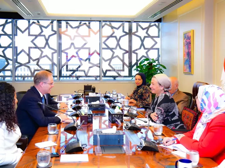 وزيرة البيئة والسفير البريطاني بالقاهرة يبحثان سبل التعاون المشترك في مجال النمو الأخضر