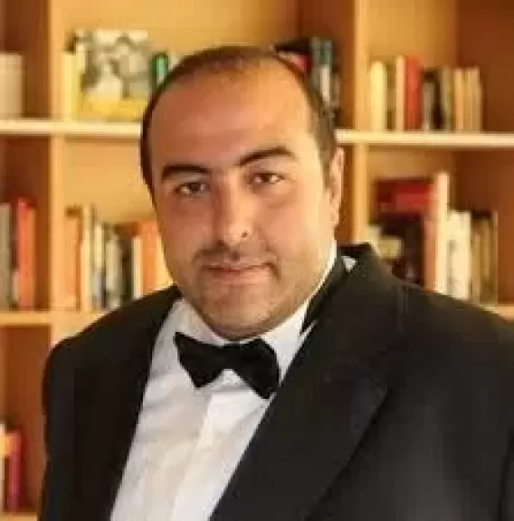 نقيب التمثيلين يعلن أستقرار حالة المخرج سامح عبد العزيز  ويطلب من الجمهور الدعاء له