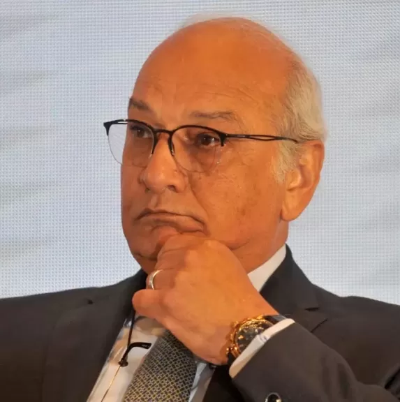 رجعنا للسبعينات.. تعليق مثير لمحافظ البنك المركزي الأسبق عن انقطاع الاتصالات والانترنت