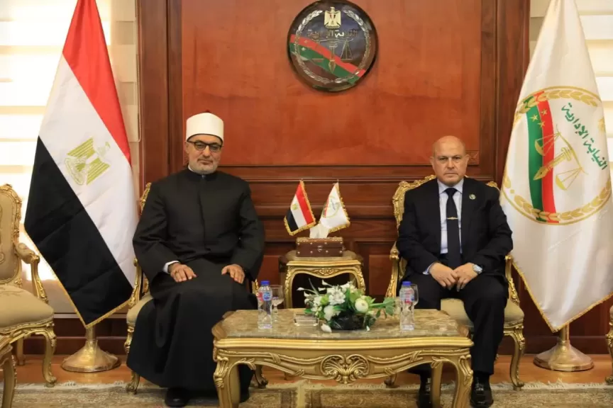 مفتي الجمهورية يهنئ رئيس هيئة النيابة الإدارية بتوليه المنصب رسميًّا