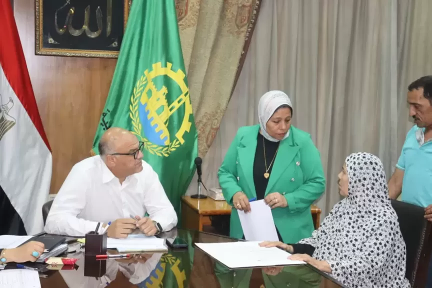 ”محافظ القليوبية” يوجه بإجراء عملية جراحية لأحد المواطنين ويوفر كارت خدمات لشاب من ذوي الإعاقة بلقاء الأسبوعى