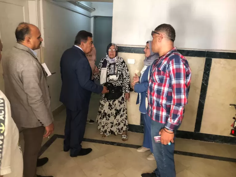 محافظ الدقهلية يتفقد مساكن أبراج الجلاء بالمنصورة ويطمئن على عمل المصاعد الجديدة