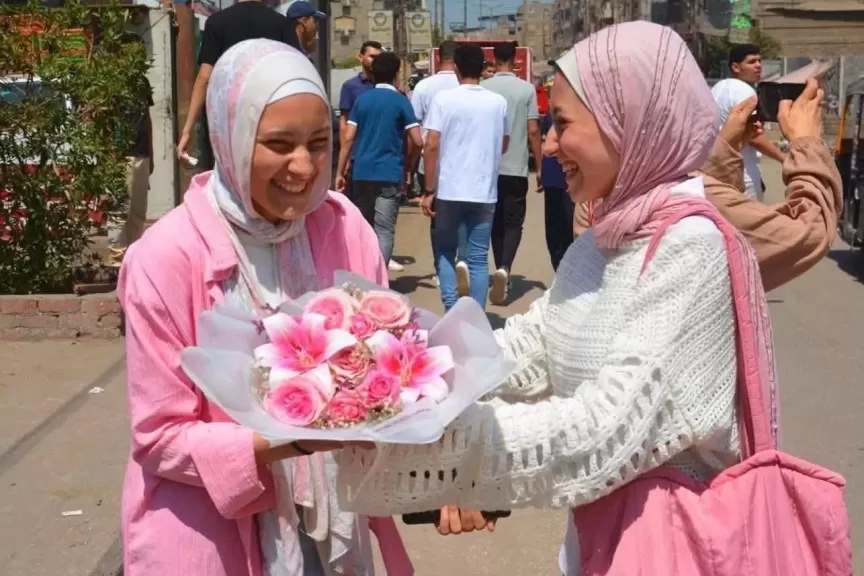 بالورود والشوكولاتة.. أولياء الأمور ينتظرون أولادهم أمام لجان الثانوية العامة بالدقهلية