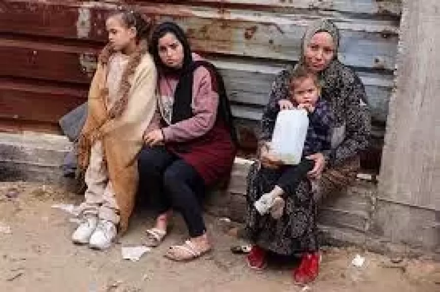 الاحتلال الفاشي يستهدف طابور من النساء ينتظرن استلام مساعدات غذائية لأطفالهن في دير البلح