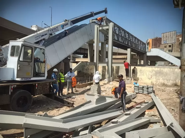 محافظ القليوبية يتابع أعمال تطوير كوبري مشاة وابور الثلج بننها.. ويشدد على سرعة الإنجاز