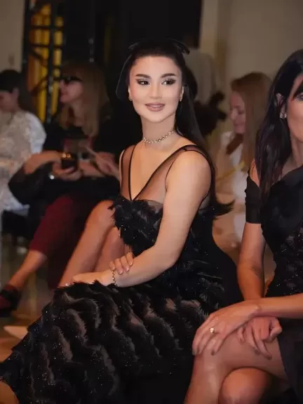 هدى الإتربي تتألق بالأسود في أسبوع الموضة بباريس