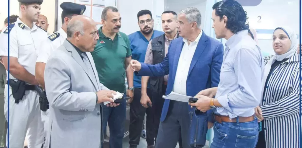 محافظ الإسكندرية يزور مصابي حادث انهيار عقار العطارين بالإسكندرية