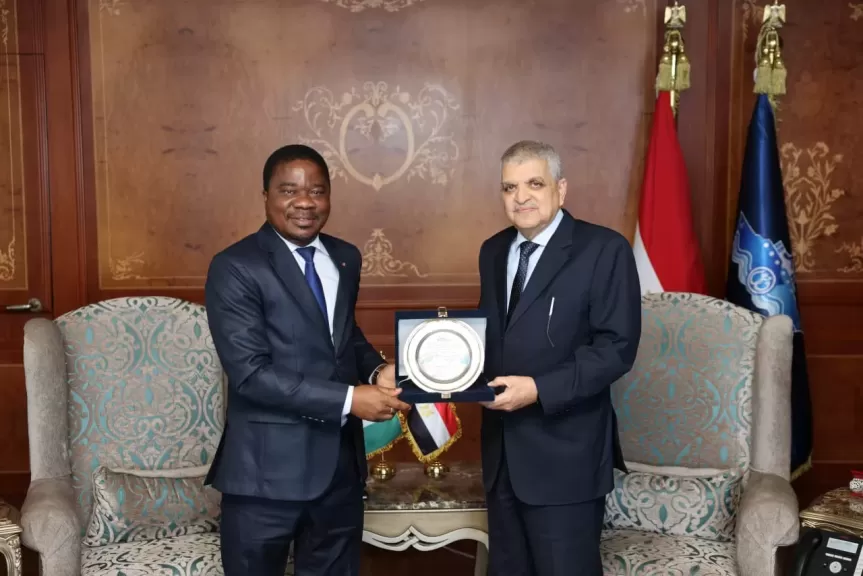 الفريق أسامة ربيع يبحث سبل التعاون الثنائي مع السفير الإيفواري في مجالات تطوير الموانئ والتدريب
