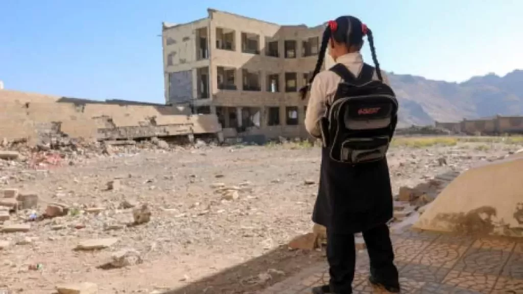 إضراب المعلمين يعصف بالتعليم في جنوب اليمن.. ”النقابة” تتحدى ”الوزارة” وخبراء يحذرون من كارثة تربوية