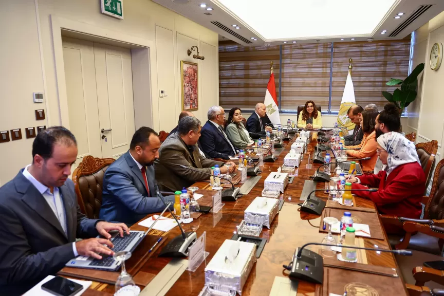 وزيرة التنمية المحلية تتابع مع محافظ القاهرة ورئيس جهاز التنسيق الحضاري مقترحات تطوير عدد من الشوارع التجارية