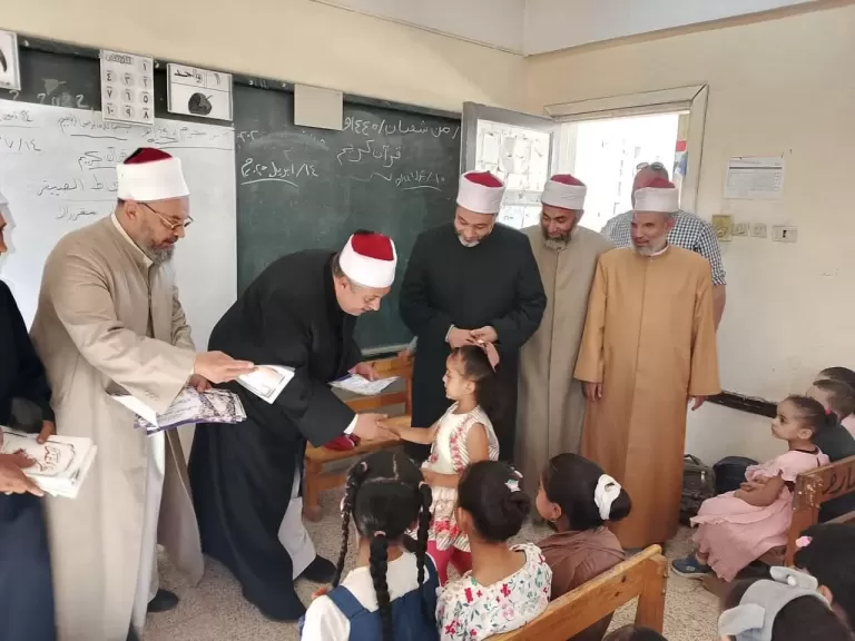 رئيس قطاع المعاهد الأزهرية يتفقد النشاط الصيفي بمعهد العارف بسوهاج
