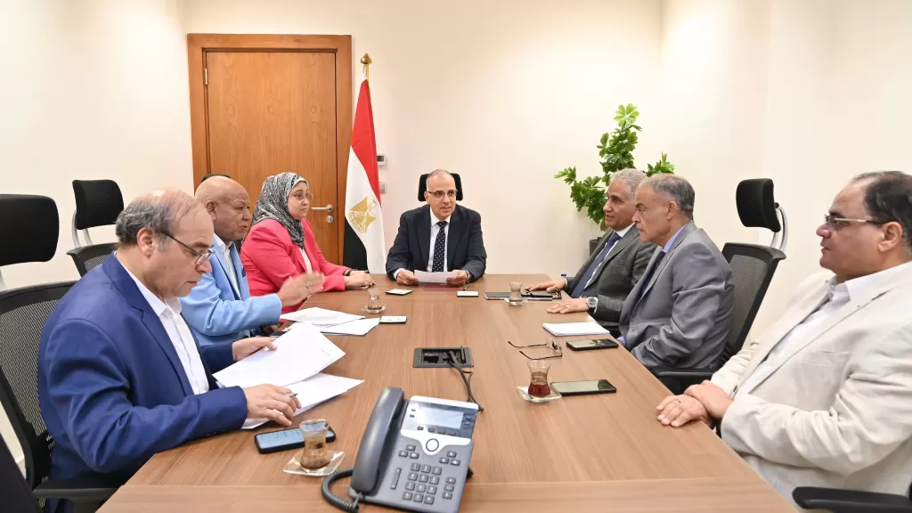 الري: معاينة أحد المواقع على ترعة الكلابية لتحديد أعمال التطوير المطلوبة