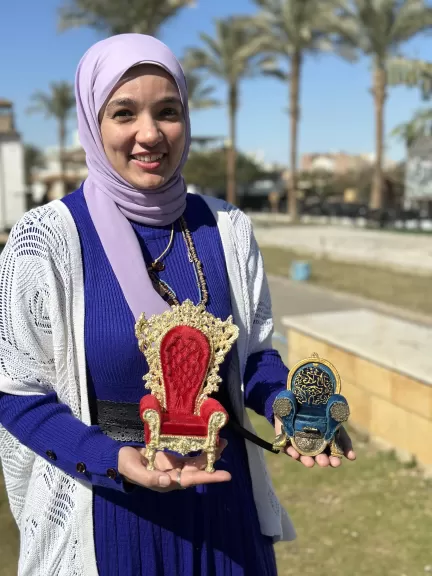 «منى» تسرد قصص الناس بفن المصغرات:«بأخذ الحكاوي من الشارع»