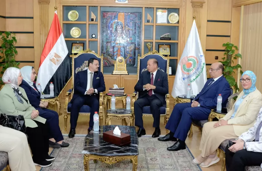 رئيس جامعة المنصورة يستقبل اللواء حافظ محمود حسن خلال مشاركته في ندوة ”أمن مصر القومي”