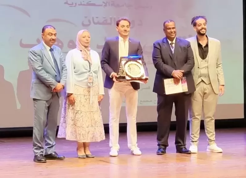 تكريم الفنان فتحي عبد الوهاب في حفل ختام الدورة الـ18 من مهرجان قسم المسرح الدولي