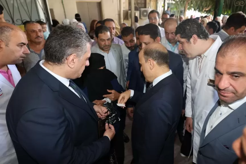 محافظ كفرالشيخ يستمع لـ طلبات المرضى أثناء تفقده  المستشفى العام