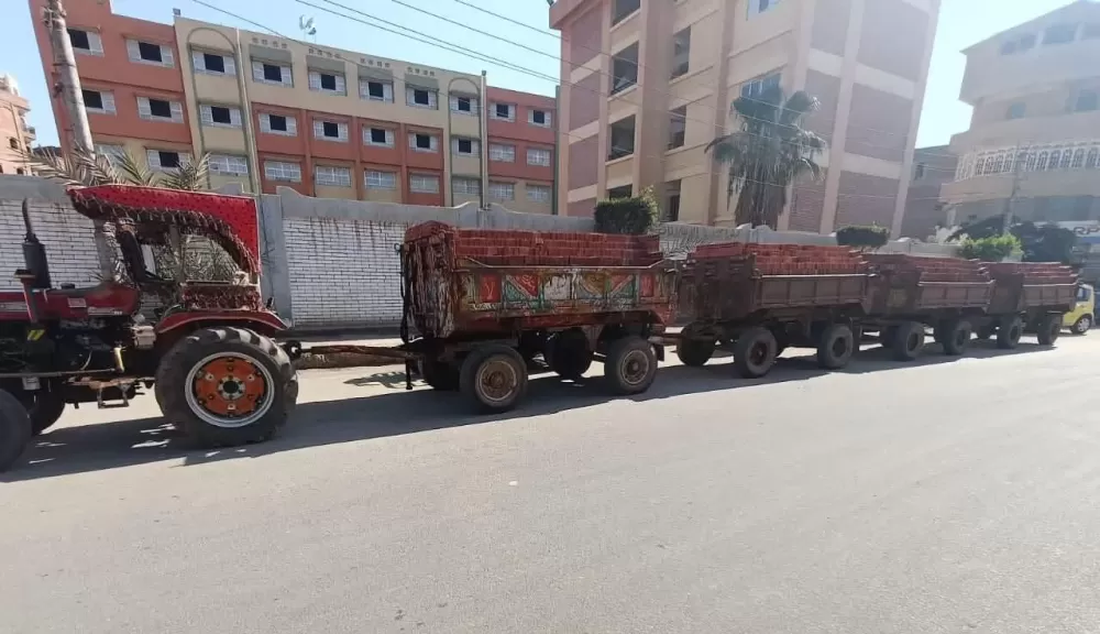 ضبط جرار مخالف بـ 4 مقطورات محملة بالطوب في كفر الشيخ
