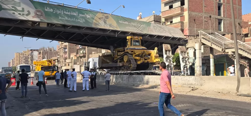 انهيار كوبري المشاة بطوخ آثر إصطدام سيارة نقل ثقيل به.. وتحويلات مرورية لتخفيف الزحام