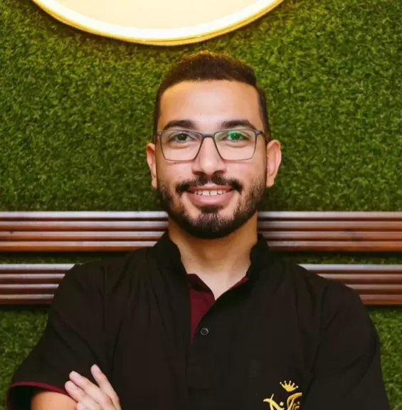 تجنّب المشروبات الباردة والسكريات.. نصائح طبية من د. أيمن الشناوي لصحة أسنانك في الصيف