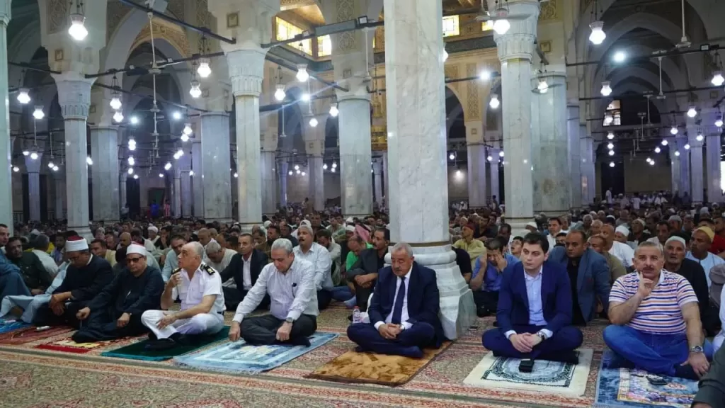 محافظ الغربية يصلي الجمعة بالسيد البدوي.. ويؤكد: الاستماع للمواطنين أساس العمل التنفيذي
