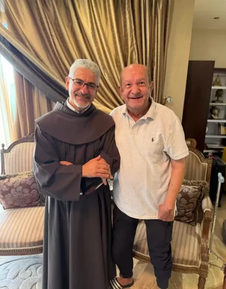 رئيس الكاثوليكي للسينما بمصر يزور لطفى لبيب بمنزله ويطمئن الجمهور على صحته