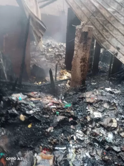 شماريخ حفل زفاف تتسبب بحريق هائل بمخزن كرتون في الخصوص.. والحماية المدنية تسيطر