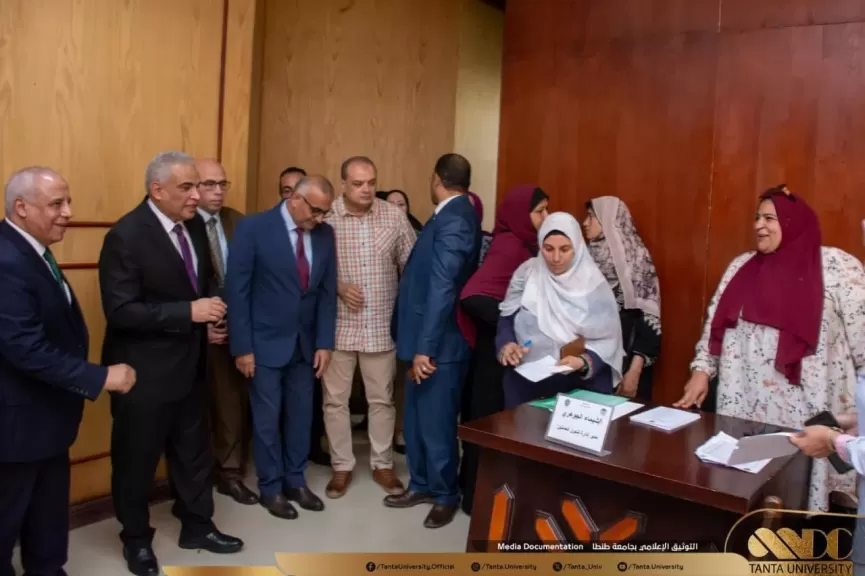 رئيس جامعة طنطا يتفقد لجان انتخابات ممثل العاملين بصندوق تحسين الأحوال