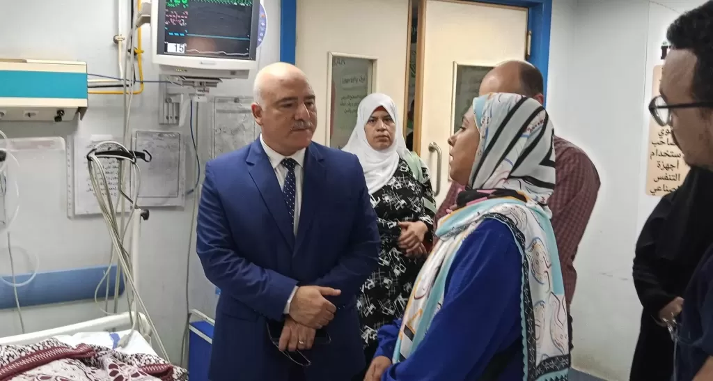 وكيل وزارة الصحة بالقليوبية يطمئن على حالة ممرضة تعرضت لحادث سير.. ويجرى جولة بمستشفى قها