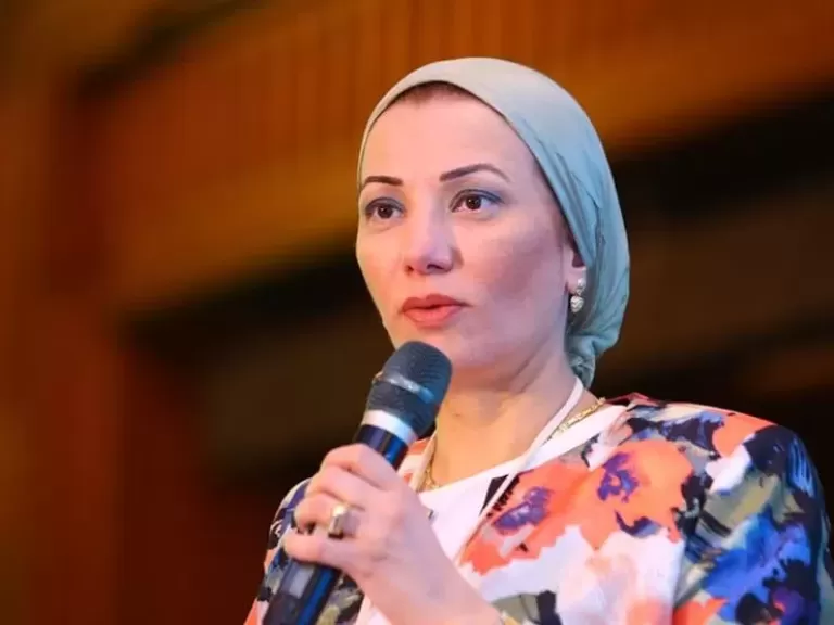 كواليس استقالة وزيرة البيئة وسر تكليف منال عوض بتسيير أعمال الوزارة - خاص