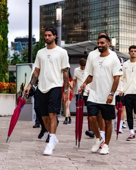 محمد صلاح يلفت الأنظار بقلادة مميزة خلال جولة ليفربول في هونج كونج استعدادًا للموسم الجديد