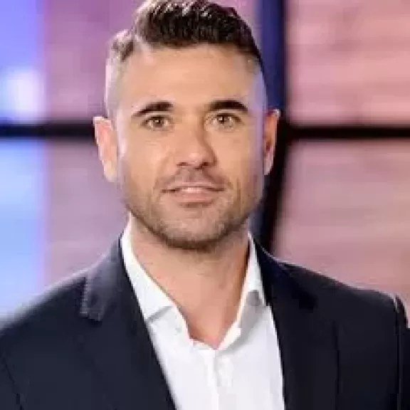 أحمد عز في عيد ميلاده الـ53.. وسيم الشاشة الذي احترف الأداء وصنع مجده بالصمت والعمل