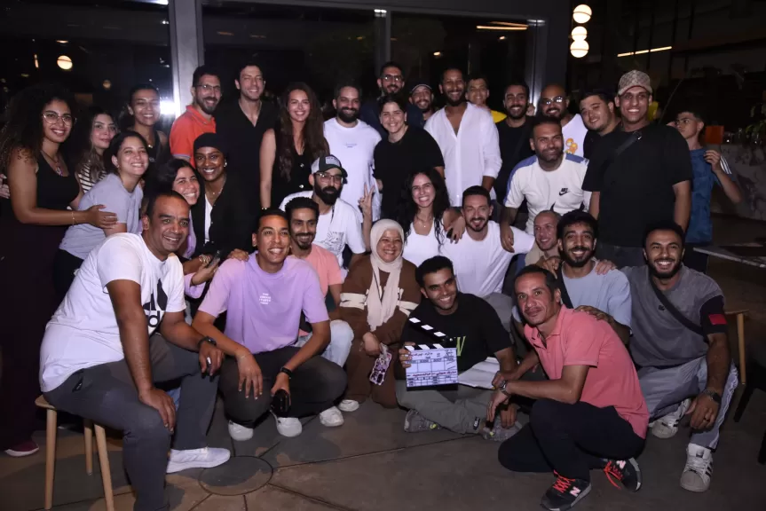 أحمد خالد صالح يفاجئ فريق عمل ”بتوقيت 28” ثاني حكايات ”ما تراه، ليس كما يبدو” ويحتفل معهم ويهنئ زوجته وأصدقائه