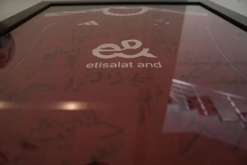 الأهلي يترك تذكار لفندق الإقامة في تونس قميص الأهلي الموقع من اللاعبين