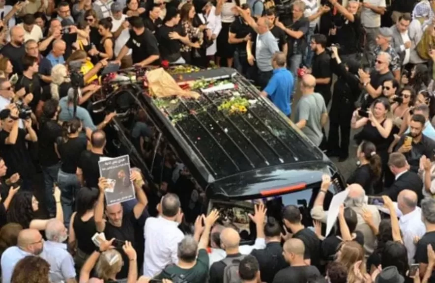 بالورود والزغاريد محبو زياد الرحباني يواكبون خروج جثمانه.. تفاصيل