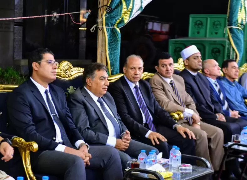 محافظ الدقهلية يقدم واجب العزاء لرئيس جامعة المنصورة في وفاة شقيقه الأكبر